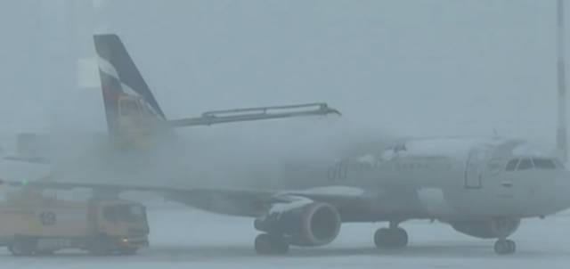 Самолеты, летевшие в Омск и Барнаул, экстренно сели в Новосибирске из-за непогоды