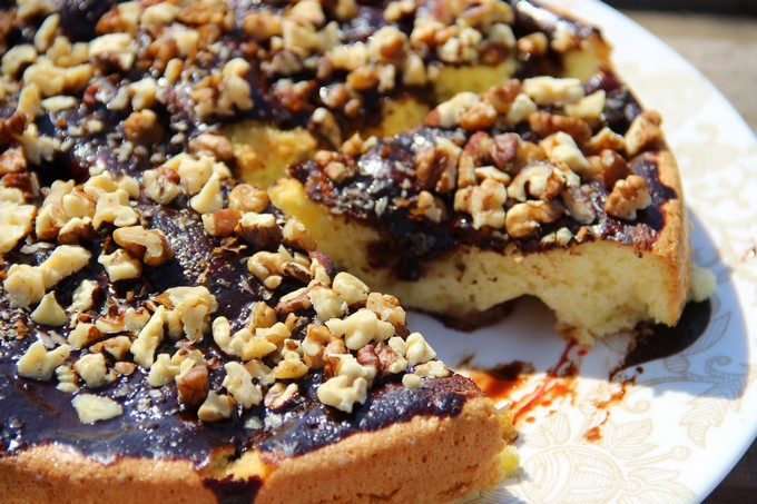 Фруктовая шарлотка с шоколадной глазурью в мультиварке