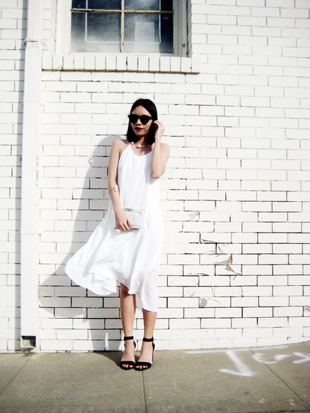 Девушка в белом сарафане миди, черные босоножки