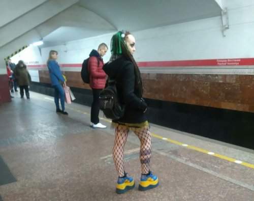 Сеть насмешили фото "стильных" пассажиров метро Сеть насмешили фото "стильных" пассажиров метро