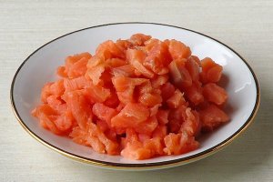 Мякоть горбуши нарезать небольшими кусочками.