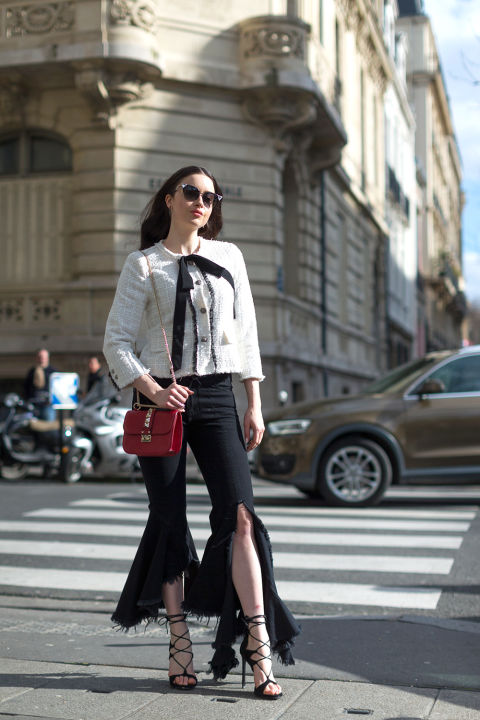  Девушка в черных брюках с разрезом спереди от Marques Almeida, светлый жакет и босоножки