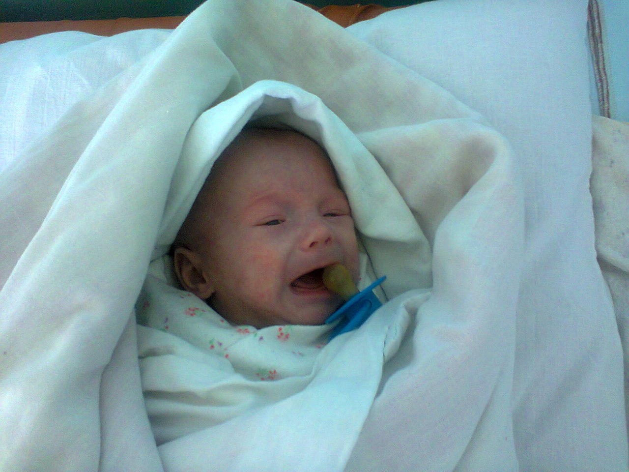 Новорожденный в роддоме улыбается