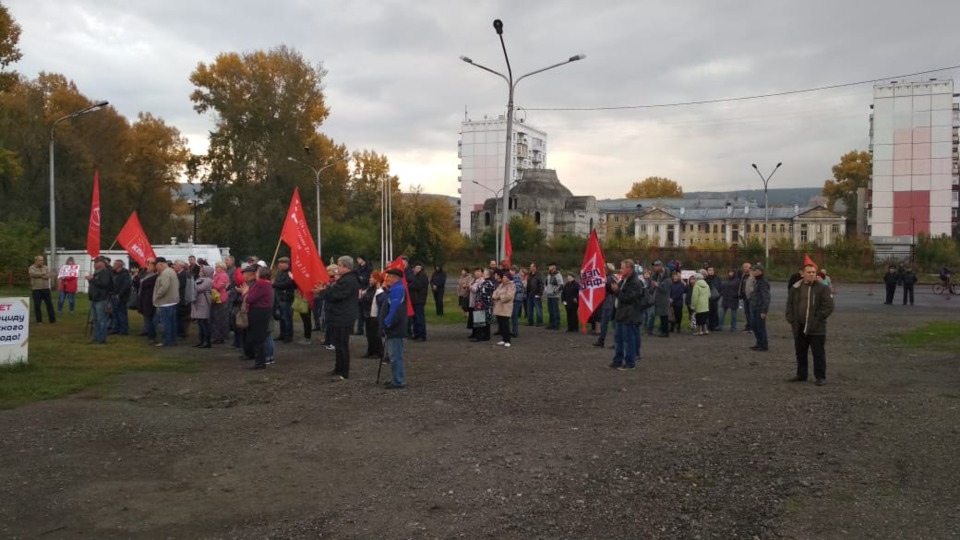 Россияне хотят на выборы, а не на улицу: пенсионные акции КПРФ провалились