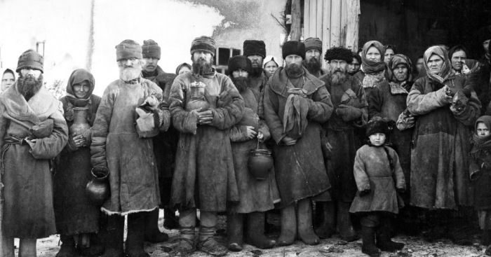 У работодателей не было недостатка в рабочих, выстраивавшихся в очередь у фабрик и заводов./Фото: smart-lab.ru От работных домов до Морозовской стачки: Как простой люд в царской России сначала работу искал , а потом свои права отстаивал