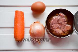 Ингредиенты: яйца куриные варёные, морковь, лук, печень трески в масле, соль, масло для обжарки.