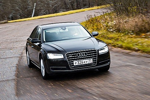 Audi не тушуется даже на разбитых дорогах, успешно оберегая пассажиров от тряски, однако до мерседесовской плавности хода недотягивает. Управляемость надежная, но не более того.
