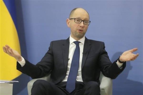 Яценюк выбил с первого транша МВФ высокие зарплаты чиновников и депутатам Яценюк выбил с первого транша МВФ высокие зарплаты чиновников и депутатам
