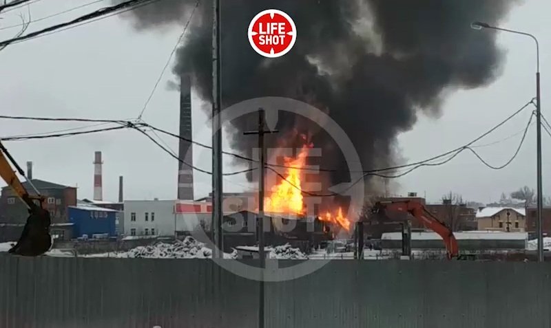 В Сети появились кадры пожара на мебельной фабрике в подмосковном Щелково