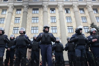 Беспорядки в Харькове: сотни боевиков в камуфляже штурмуют горсовет