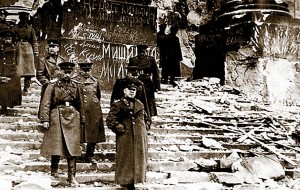 Маршал Жуков с офицерами на ступенях Рейхстага