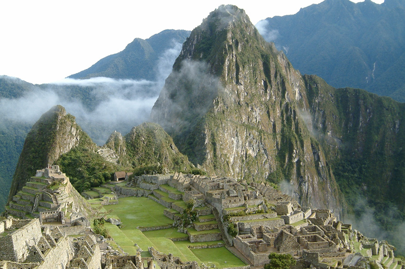 Взобраться на горный хребет Уайна-Пикчу в Перу.