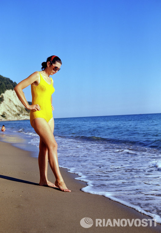Украинская ССР. Девушка в желтом купальнике стоит у кромки моря