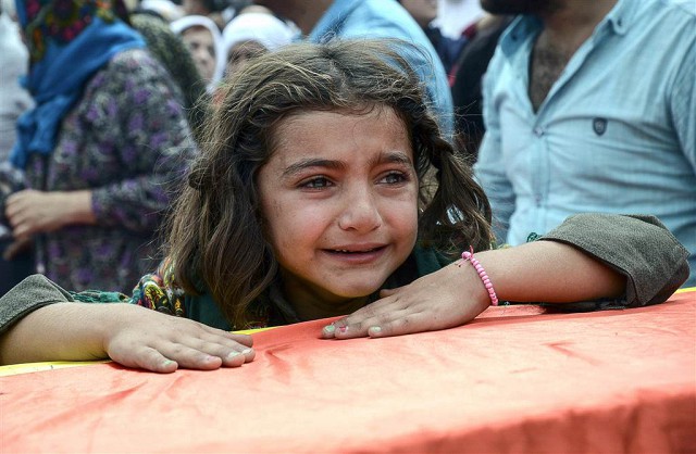 Девочка плачет над гробом своего родственника, погибшего в ходе столкновений между турецкими войсками и представителями Рабочей партии Курдистана в турецком…