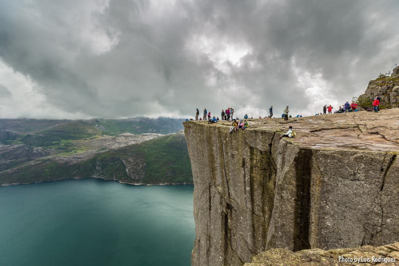 Туристы отдыхают на утесе Прекестулен на высоте 604 метра над Люсе-фьордом