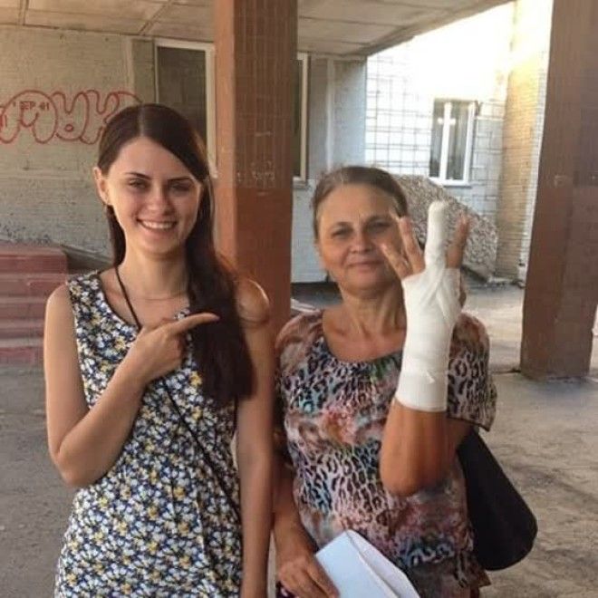 "теща порвала сухожилие и гипс похож на f_ck_you" "теща порвала сухожилие и гипс похож на f_ck_you" блины, зять, праздник, прикол, теща, юмор