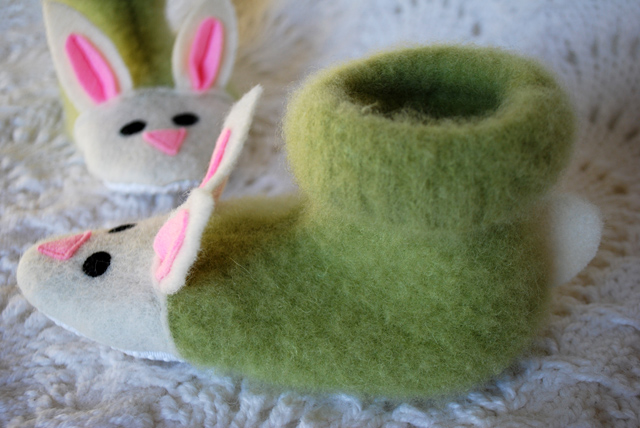 fuzzy-bunny-slippers-from-recycled-felted-sweaters-for-kids-free-slipper-pattern_2 (640x428, 131Kb)