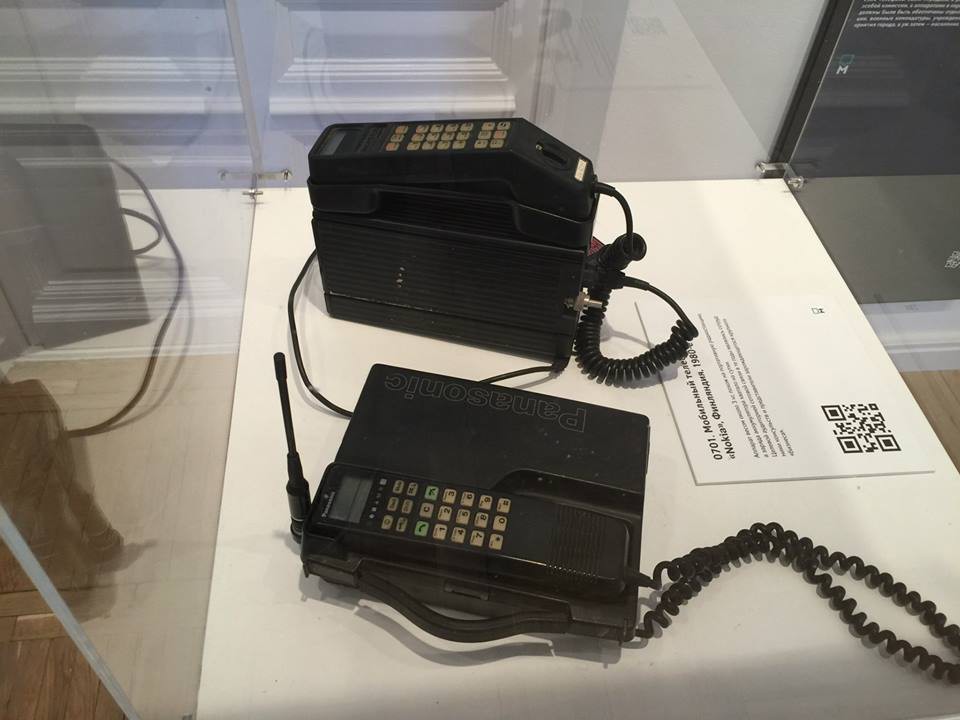 2. Одни из первых мобильных телефонов, появившихся в 1980-х. 2. Одни из первых мобильных телефонов, появившихся в 1980-х. история, музеи, телефоны