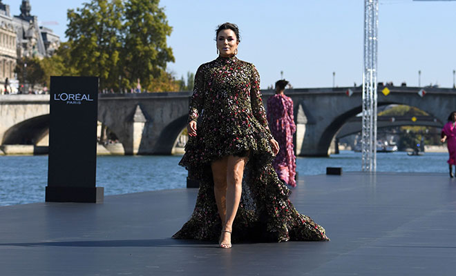 Ева Лонгория, Эль Фаннинг, Даутцен Крез и другие на подиуме в L'Oreal Fashion Show