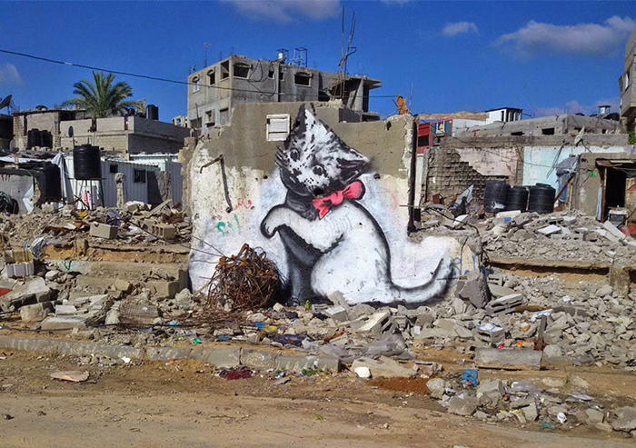 Новые граффити Banksy в "самой большой тюрьме мира" Новые граффити Banksy в "самой большой тюрьме мира"