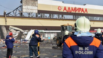 Сотрудники МЧС РФ во время разбора завалов на месте пожара в казанском торговом центре Адмирал. Архивное фото