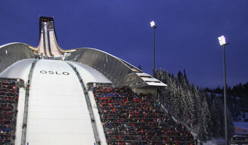 115-метровый лыжный трамплин в центре культуры и отдыха Хольменколлен в Осло