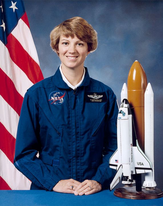 американская женщина-космонавт / астронавт Айлин Мари Коллинз. Фото
