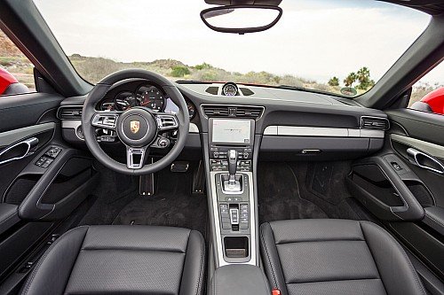 Рестайлинг поколения 991 подарил Каррере новый мультимедийный центр PCM с алгоритмом управления, как на бытовых планшетах.