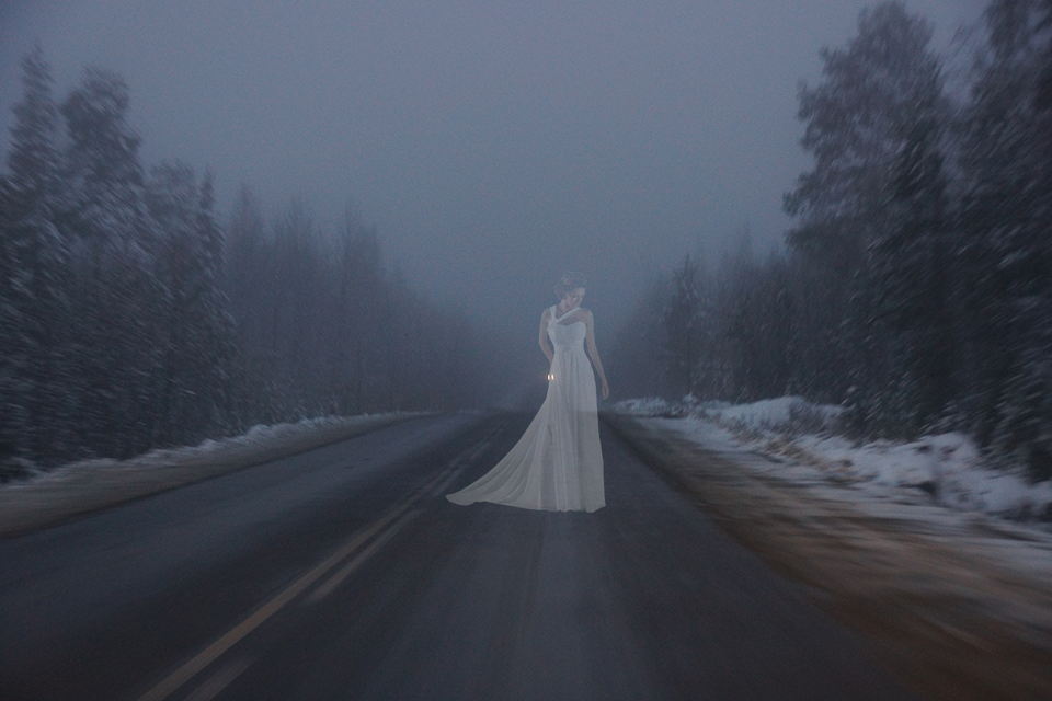 Призрак мертвой невесты напугал водителей в Подмосковье