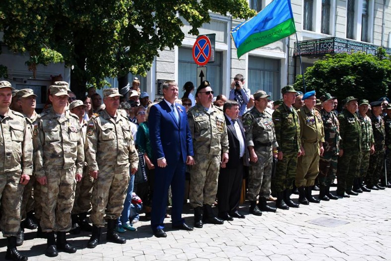 Депутаты Госсовета Крыма внесли свою лепту в облагораживание территории у памятника «Вежливым людям» (фото)