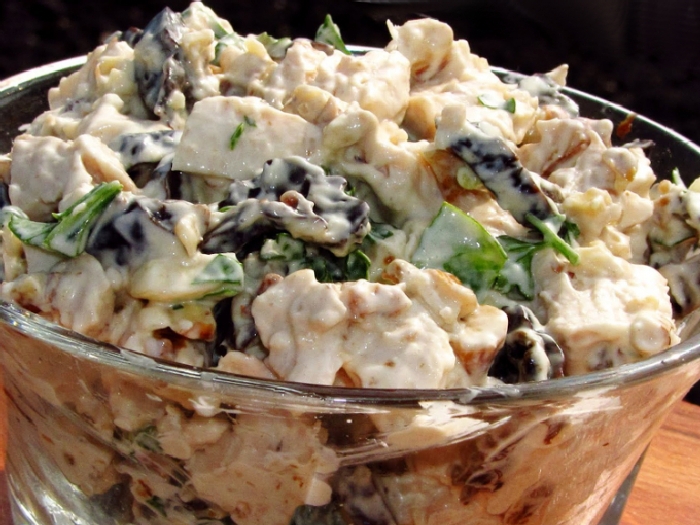 Салат с курицей, черносливом и орехами. \ Фото: smak.ua. 8 блюд с грецкими орехами, которые подойдут и на ужин, и для праздничного стола