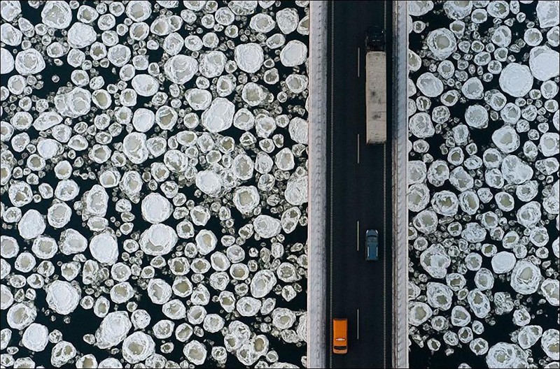 Мост через замерзшую реку в Польше. без фотошопа, фото