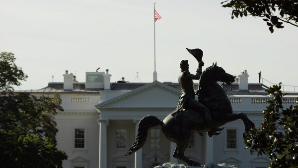 Памятник президенту Эндрю Джексону перед Белым домом в Вашингтоне. Архивное фото