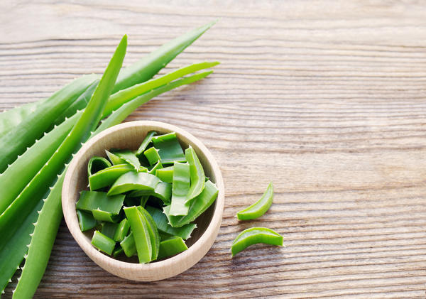 Листья алоэ используются для приготовления домашних кремов, лосьонов, масок для лица