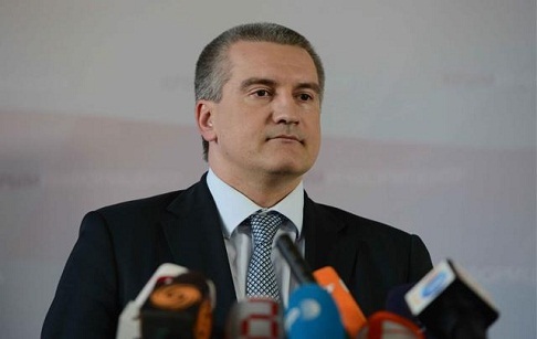 Депутаты Госсовета Крыма внесли свою лепту в облагораживание территории у памятника «Вежливым людям» (фото)