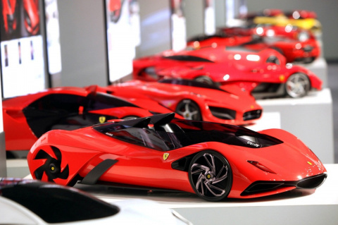 Какой Ferrari выбрать в подарок 23 февкаля или 8 марта 2040-го года?