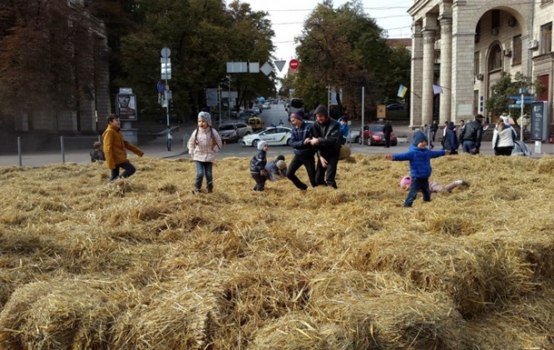 В Киеве на Крещатике устроили сеновал