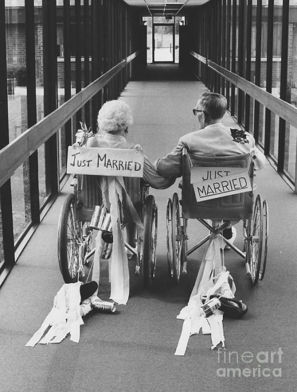 Молодожены-инвалиды. Невесте 86, жениху 94