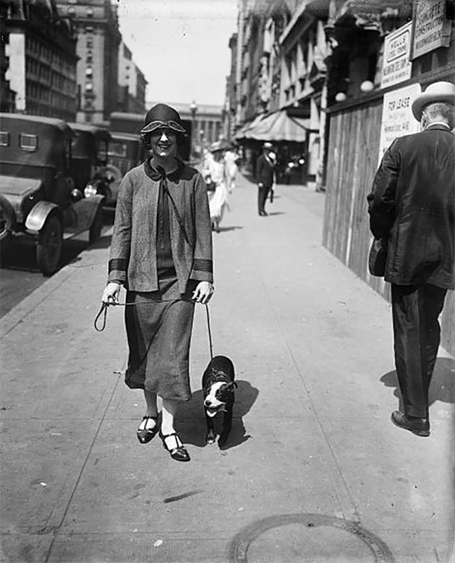 Женская мода 1920-х: винтажные фотографии, раскрывающие неповторимый уличный стиль прошлого Женская мода 1920-х: винтажные фотографии, раскрывающие неповторимый уличный стиль прошлого