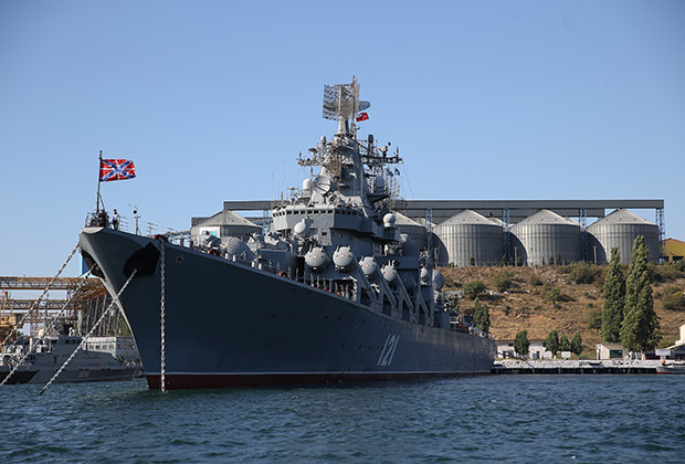 Флагман Черноморского флота ракетный крейсер «Москва» в Севастопольской бухте