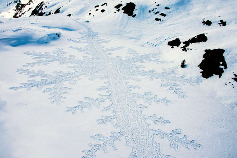 Симон Бек создал очередной шедевр на снегу в швейцарской долине Ридеральп. интересное, фото