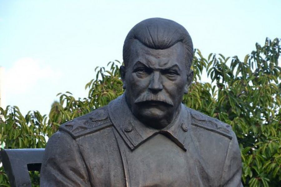 Каменный Сталин возвращается в Москву