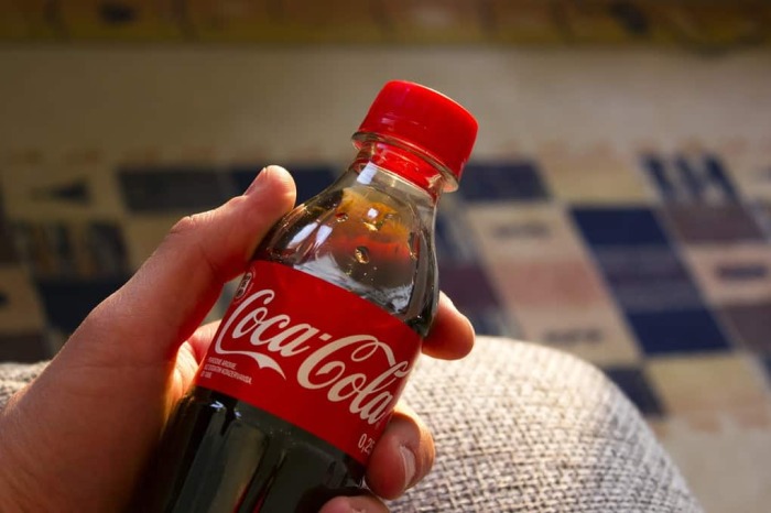 Реагирует с содой в коле и пластик. /Фото: top10a.ru. Реагирует с содой в коле и пластик. /Фото: top10a.ru.