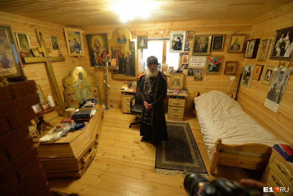 9 фактов о схиигумене Сергие, у которого в келье стоит гроб и портрет Сталина