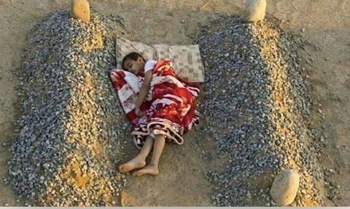 Сирийский мальчик спит между могилами родителей вирусное фото, фейк