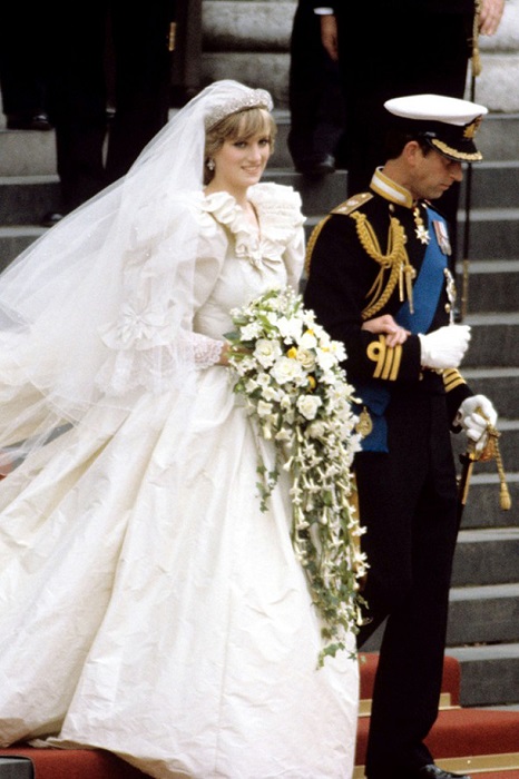 Когда Принцесса Диана выходила замуж за принца Чарльза ее назвали современной Золушкой.