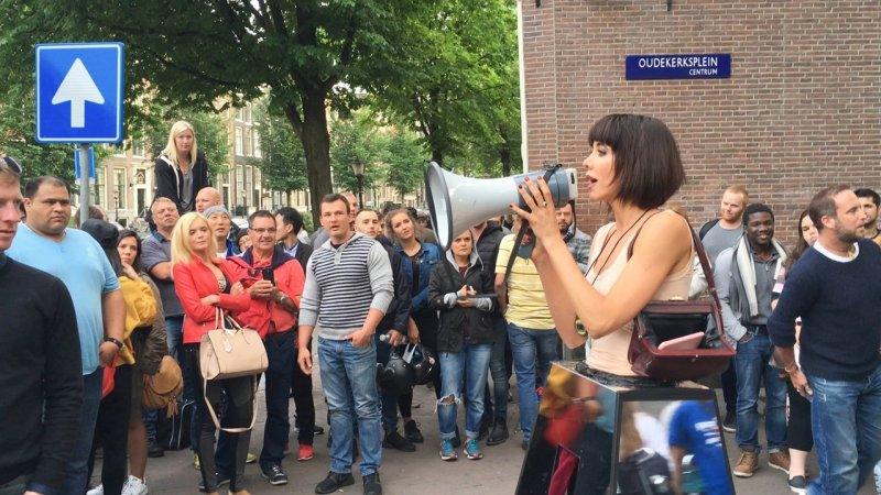 Швейцарская художница предложила всем желающим потрогать ее половые органы и грудь Швейцарская художница предложила всем желающим потрогать ее половые органы и грудь