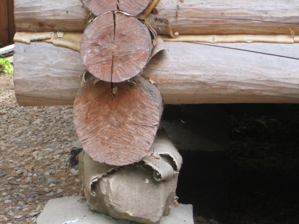 Пример выполнения фундамента для деревянного дома. Заметьте, каменная и деревянные части разделены между собой непропускающей влагу корой