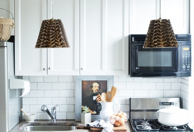 Люстры, отделанные перьями