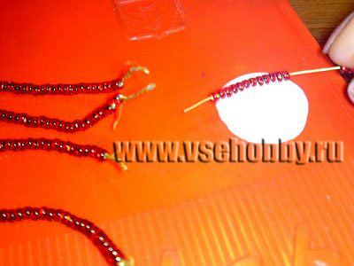 обмакиваем проволоку с нанизанным бисером в клей чтобы выполнить контур рисунка на вазе